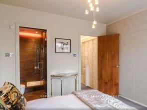 Neon Melody - Playful 2 bedroom by London Bridge