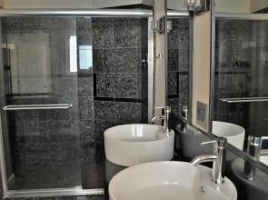 Old Town-Gold Coast Elegant 4 br-4 bath Home/ Free Parking/ Breakfast/ Backyard/ Walk Everywhere