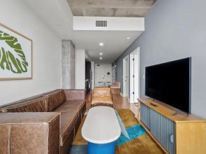 1BR Condo on Rainey St with Pool & Views