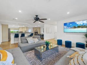 Vegas Saltwater Pool Retreat Jacuzzi Hammocks RV Tesla Charger Game Room BBQ