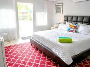 Las Olas Guesthouse @ 15th Avenue