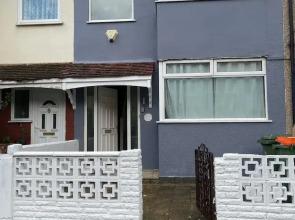 4 Beds, Sleeps 15, Near Lcy Airport & Excel London