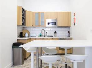 Beautiful 2BR high ceiling/50m from TimeOut market