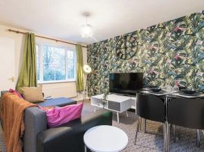 Spacious 3-bedroom Apartment w/ Private Garden