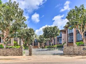 Bright & Airy Lahaina Condo - Walk to Beach!