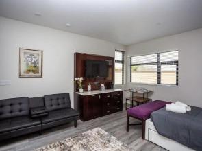 2 Bedroom, 2 Bathroom Detached Apt Max 7 Sleepers