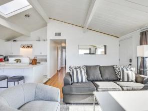 3 Mi to Balboa Park: Water-view Condo w/ Balcony