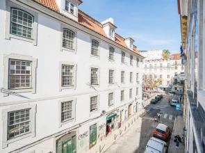 Spacious and Bright Apartment in Cais Sodre