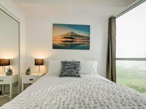 Instant Suites- Luxurious 1BR in Heart of Downtown with Balcony