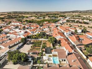 The Green House by Santiago de Alfama