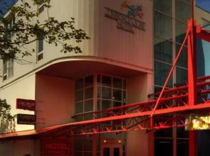 Coast Lonsdale Quay Hotel