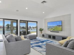 Floating On The Canals - 80 Commodore Cres