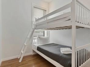 Huge Lincoln Park 6 Bed Duplex with Free Parking by AllSet Turnover