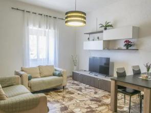 Lovely Piazza Santa Maria Apartment