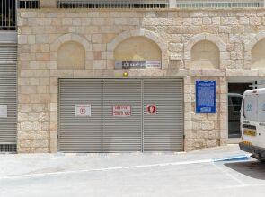 Design & Veranda next to Mahane Yehuda Market by FeelHome