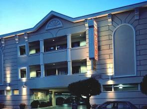 Nob Hill Motor Inn