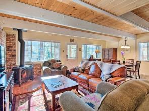 South Lake Tahoe Home w/ Deck & Mountain View!