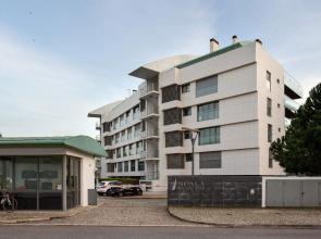 ALTIDO Superb Apt w/Terrace Pool & Spa in Cascais