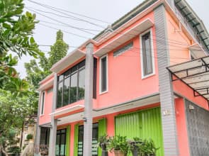 RedDoorz near Taman Mini Jakarta