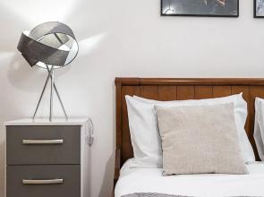 Shelton Apartment by Flexystays