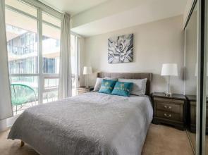 Modern Bright 1Br+Den Unit Downtown