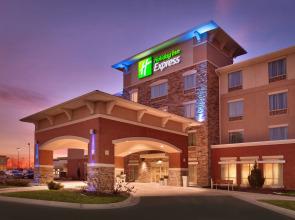 Holiday Inn Express and Suites Overland Park by IHG