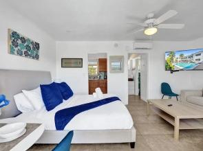 Waves on Desoto Deluxe Studio 9