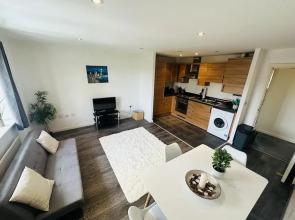 Two Bedroom Chic Apart,heathrow With Wifi & Sky tv