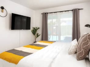 Mid-century Gem w Secret 4th Bedroom Near Downtown