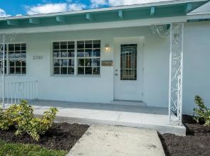 Beachy Blues Apt A, Downtown, Shops, Cafes & Beach, Dog Friendly