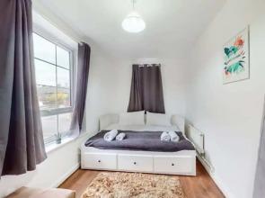 Central & Cosy 2BD Flat Near Canary Wharf