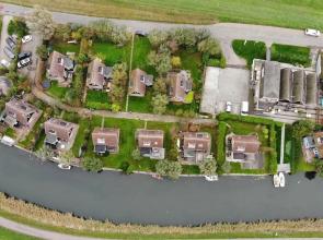 Romantic Holiday Home Directly on the Markermeer Lake with Waterfront Terrace