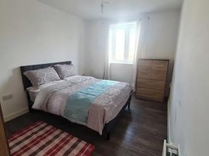 Barking 2 Bed Apt With Parking & Good Travel Links