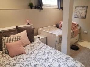 Central 2 bedroom unit with 3 beds and 3 large TVs