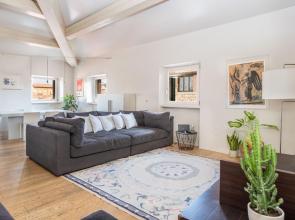 Stunning top Floor Flat in the Heart of Verona - With car Park