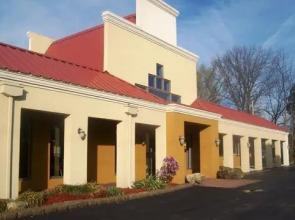 Econo Lodge  Inn & Suites Belleville