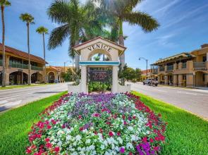 Modern Home w/ Screened-in Pool: 4 Mi to the Beach