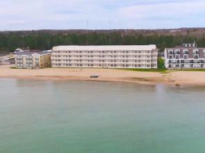Mackinaw Beach & Bay Inn & Suites