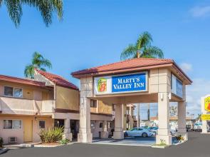 Super 8 by Wyndham Oceanside Marty's Valley Inn