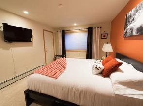 4BR House in the Pines w Hot Tub by RedAwning