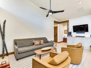 Mountain Views: Luxurious Grand Lake Escape!