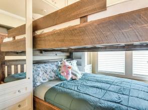 2 Blocks to Shore: Crystal Beach House w/ Yard!