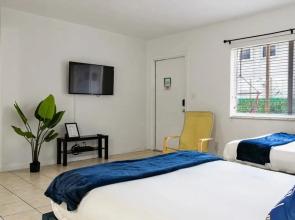 Hollywood Studio Near Boardwalk Free Parking