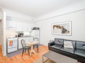 Modern 1BR + Train | Theatre District | Evonify
