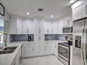 Stunning 4 Bedrooms House with Pool 6mins to Ocean