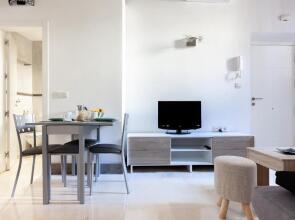 Pasaje Amores Iz. · Tranquilidad Y Vida Cultural En Centro Sevilla 4px