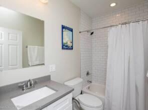 New Modern Comfort in Wrigleyville w Parking