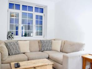 Central Flat Next To Tower Bridge