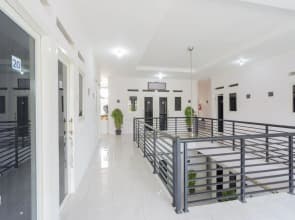 RedDoorz Syariah near PGC Cililitan