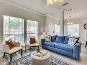 Central College Station Townhome w/ Community Pool